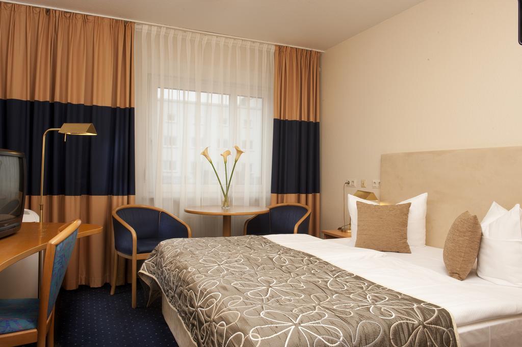 Tryp By Wyndham Bremen Airport Hotel Room photo