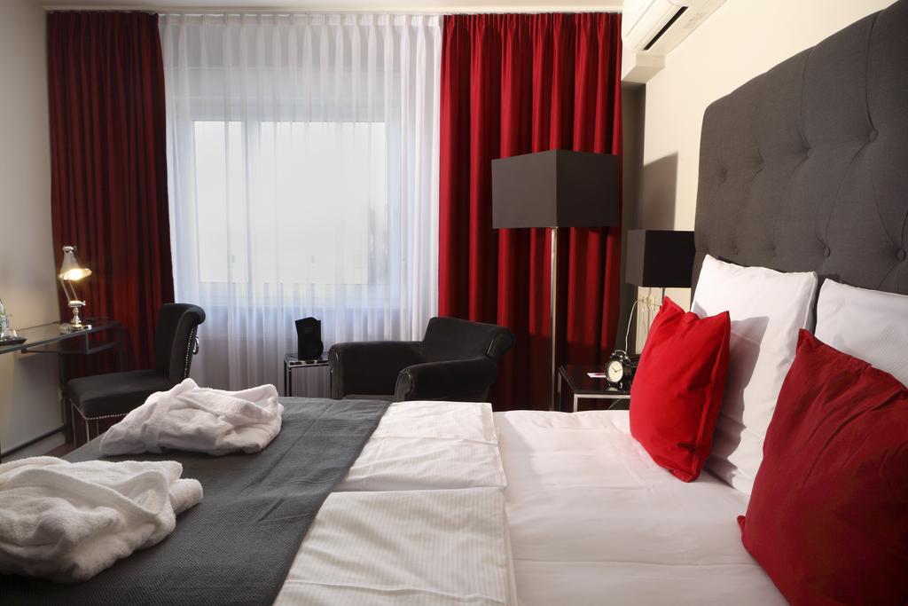 Tryp By Wyndham Bremen Airport Hotel Room photo