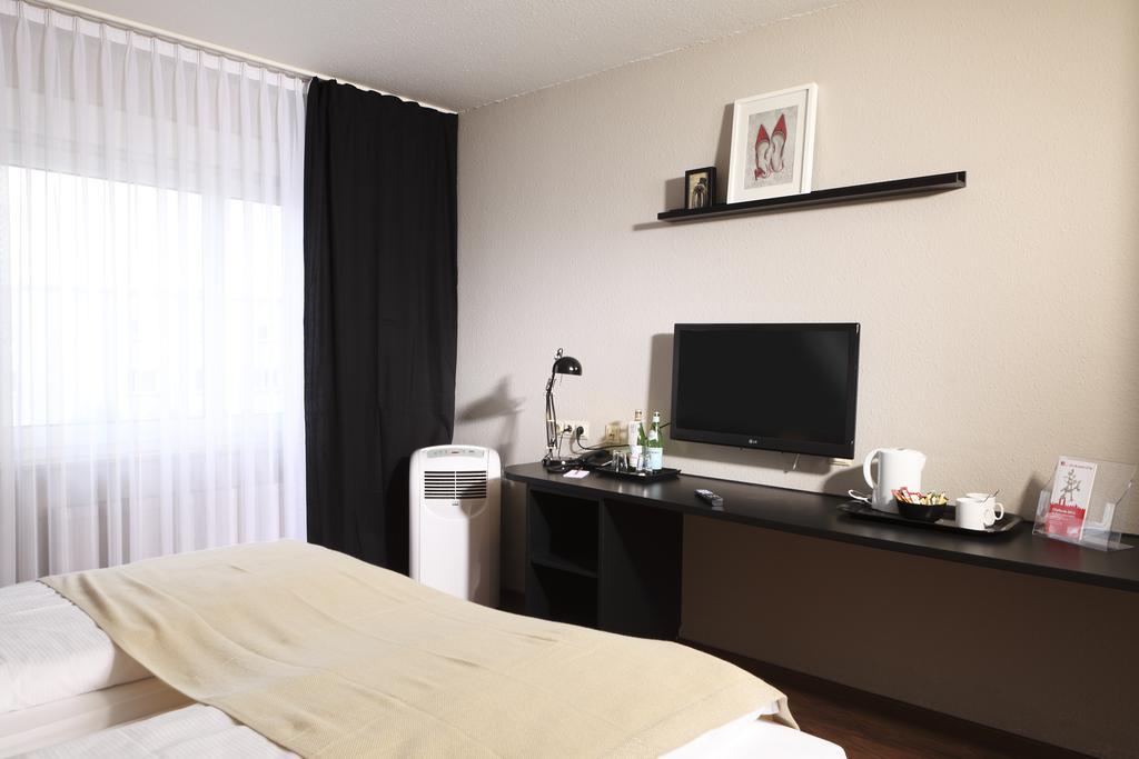Tryp By Wyndham Bremen Airport Hotel Room photo