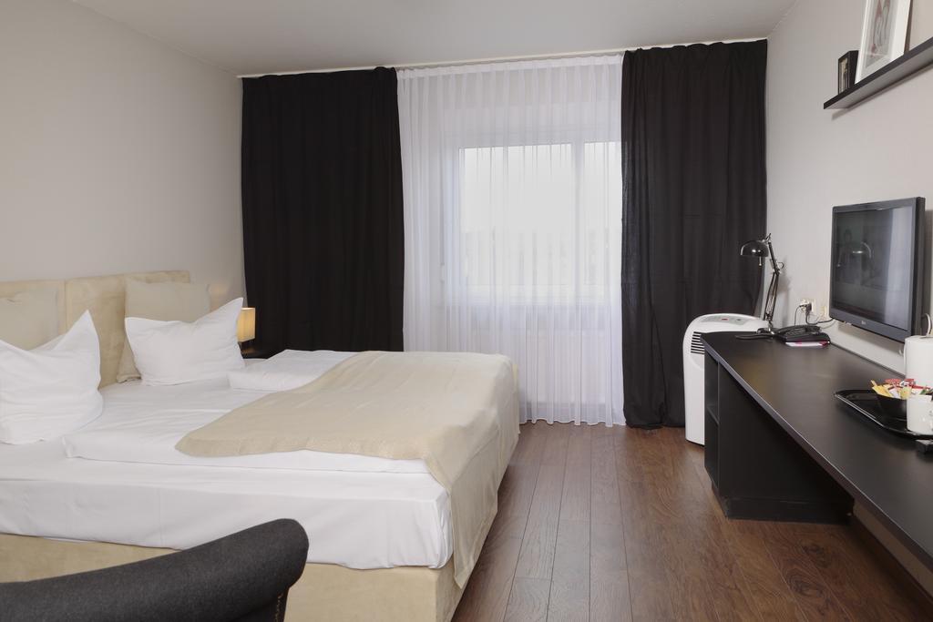 Tryp By Wyndham Bremen Airport Hotel Room photo